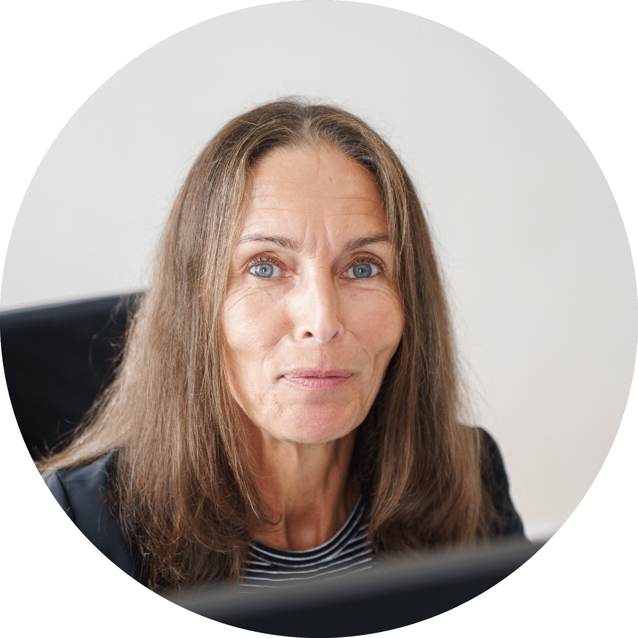 Frau mit langen braunen Haaren blickt freundlich in die Kamera